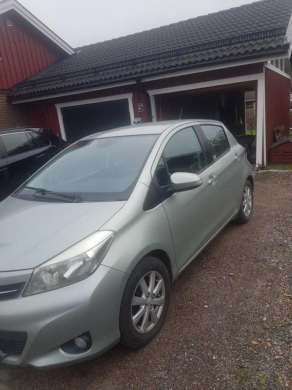 Grå Begagnad 2011 Toyota Yaris Halvkombi | 50 000 kr (Marknadspris) - Bild 1/3