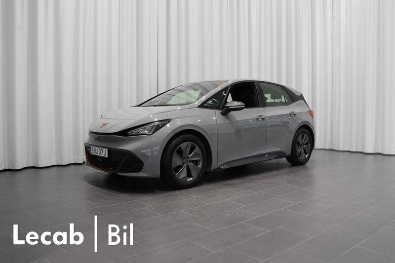 Ljusgrå (vapor grey) Begagnad 2023 Cupra Born Halvkombi | 264 500 kr (Marknadspris) - Bild 1/4