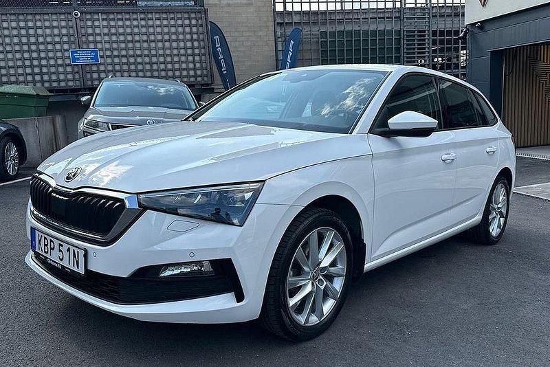 Vit Begagnad 2022 Skoda Scala Halvkombi | 195 000 kr (Marknadspris) - Bild 1/4