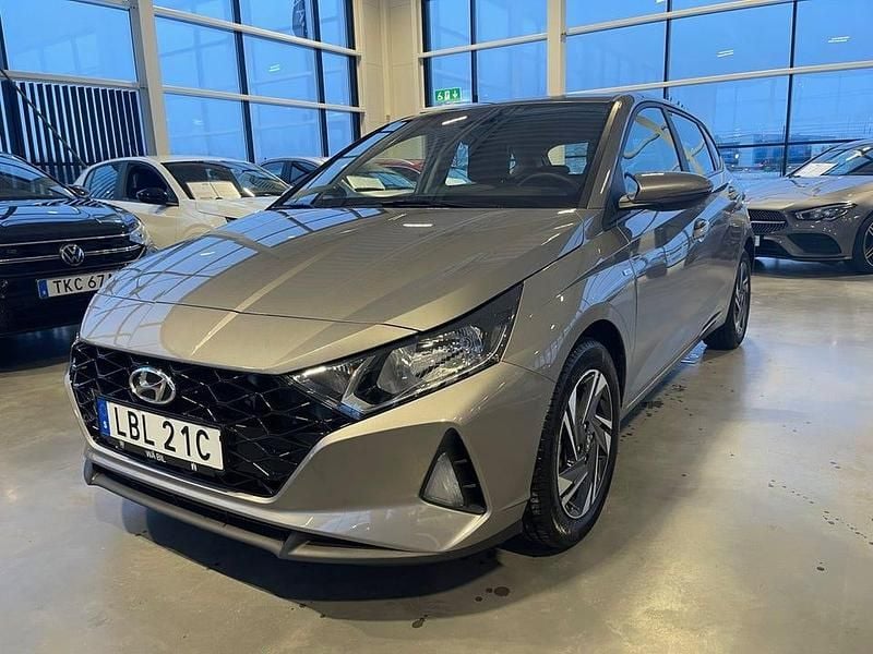 Grå Begagnad 2021 Hyundai i20 Essential Halvkombi | 199 900 kr (Marknadspris) - Bild 1/4