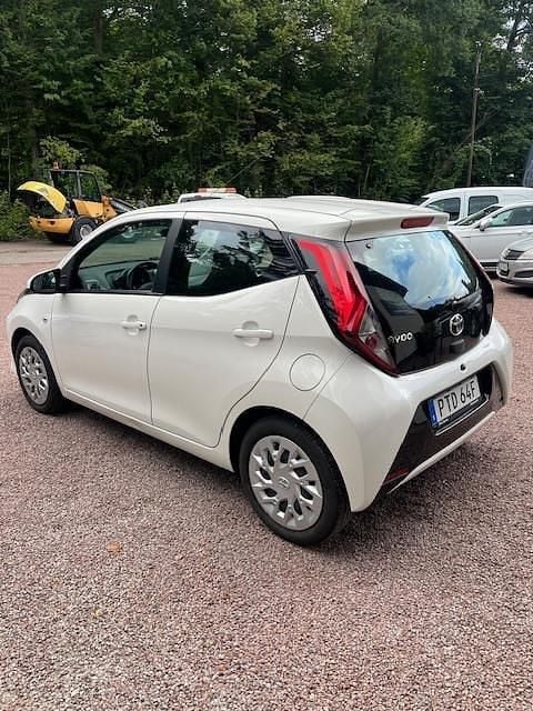 Vit Begagnad 2019 Toyota Aygo X-play Halvkombi | 99 000 kr (Marknadspris) - Bild 1/4