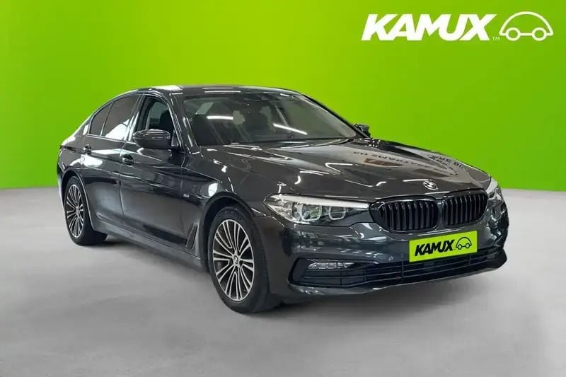 Silver/grå Begagnad 2018 BMW 520 Sport Line Sedan | 218 900 kr (Bra pris) - Bild 1/2