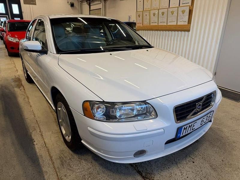 Begagnad Volvo S60 Momentum 163 HK (119 kW) 2007 Vit Sedan