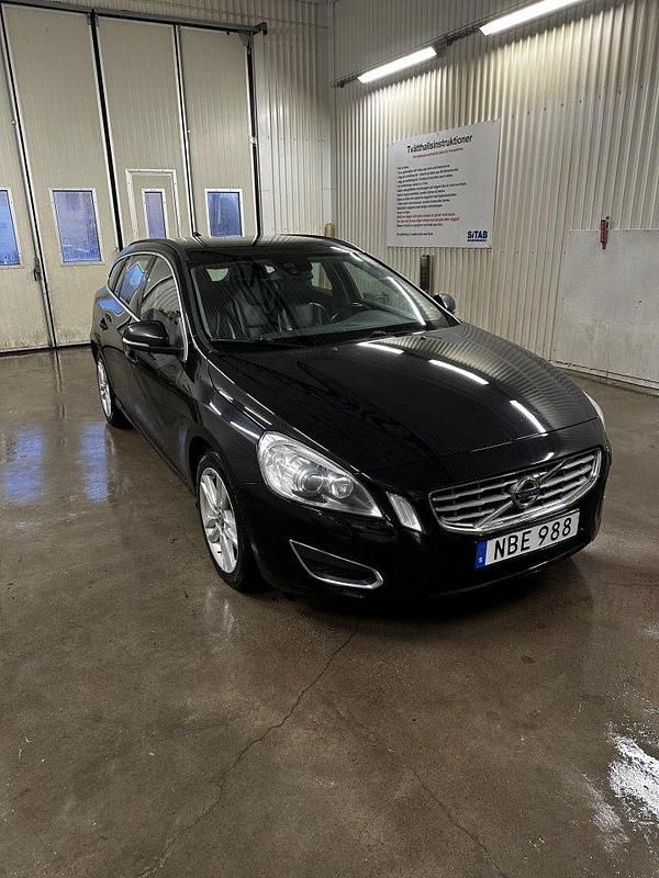 Svart Begagnad 2013 Volvo V60 Momentum Kombi | 95 000 kr (Marknadspris) - Bild 1/4