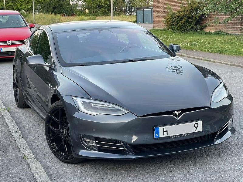 Grå Begagnad 2019 Tesla Model S Standard Range Halvkombi | 319 000 kr (Dyr) - Bild 1/4