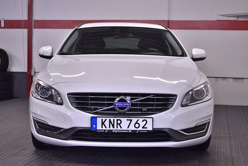 Begagnad Volvo V60 Momentum 181 HK (133 kW) 2014 Vit Kombi