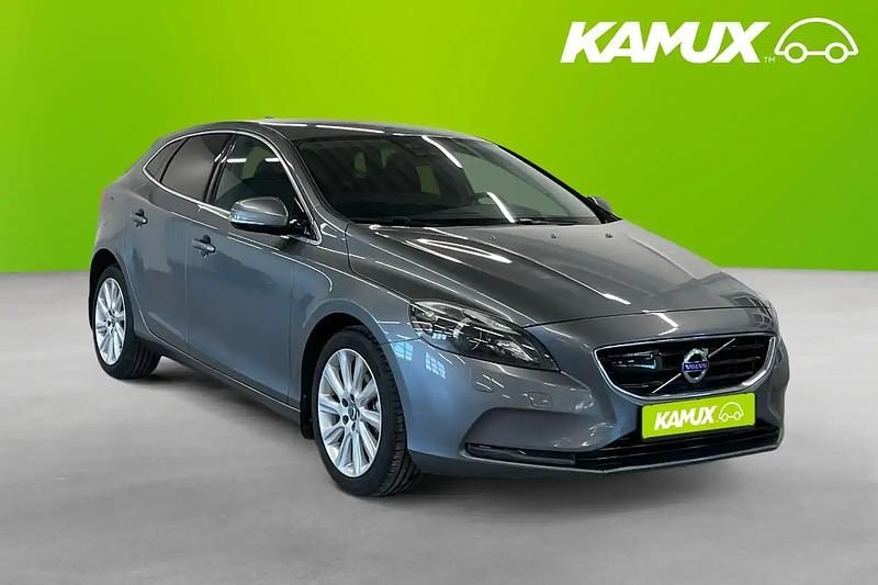 Silver/grå Begagnad 2015 Volvo V40 Halvkombi | 105 900 kr (Marknadspris) - Bild 1/4