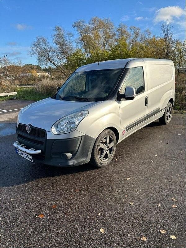 Grå Begagnad 2012 Fiat Doblò Minibuss | 38 500 kr (Marknadspris) - Bild 1/4