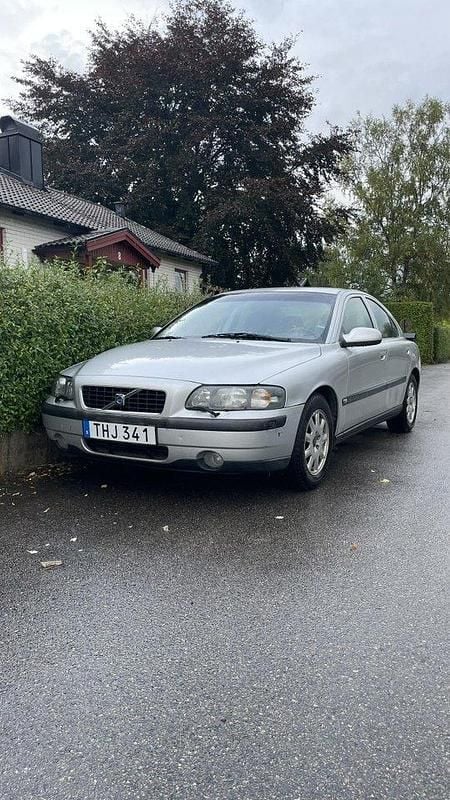 Grå Begagnad 2002 Volvo S60 Business Edition Sedan | 15 000 kr (Superpris) - Bild 1/4
