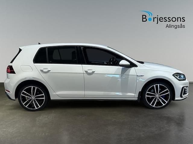 Begagnad 2020 VW Golf VIII GTE Sedan | 249 000 kr (Bra pris) - Bild 1/3