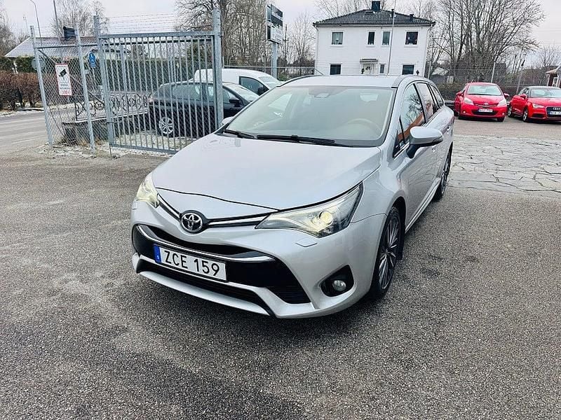 Begagnad Toyota Avensis Active 147 HK (108 kW) 2017 Silver Kombi