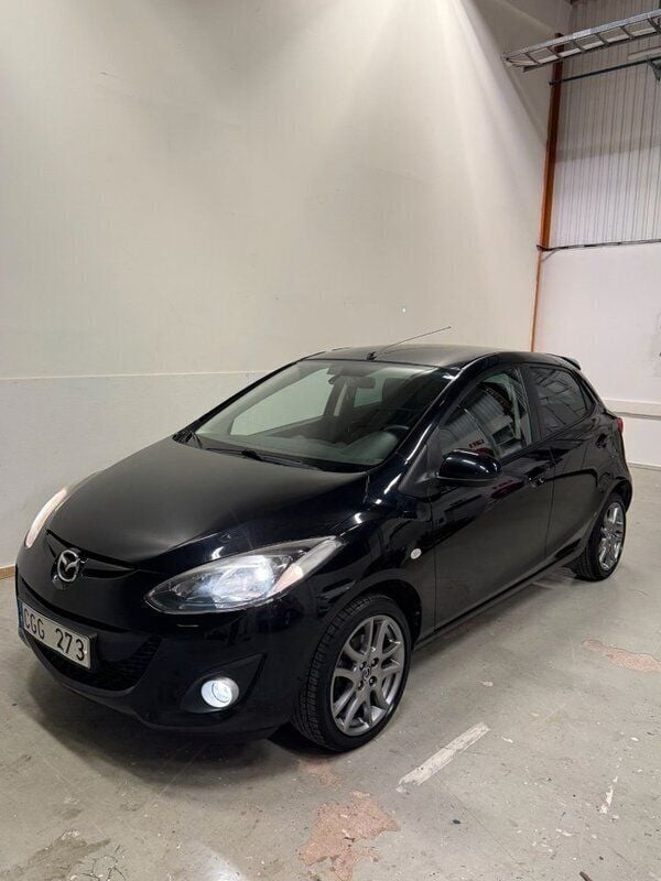 Svart Begagnad 2012 Mazda 2 Halvkombi | 77 900 kr (Marknadspris) - Bild 1/4