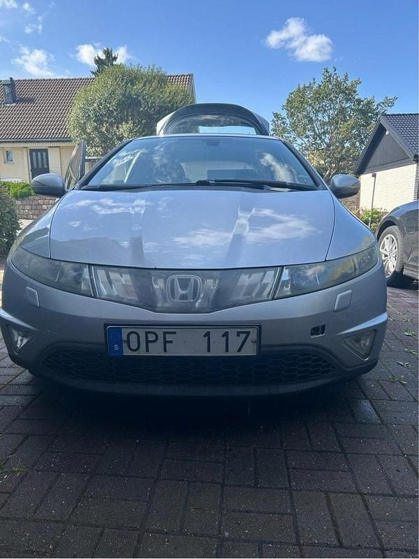Silver Begagnad 2007 Honda Civic Sport Halvkombi | 39 000 kr (Lite dyr) - Bild 1/4