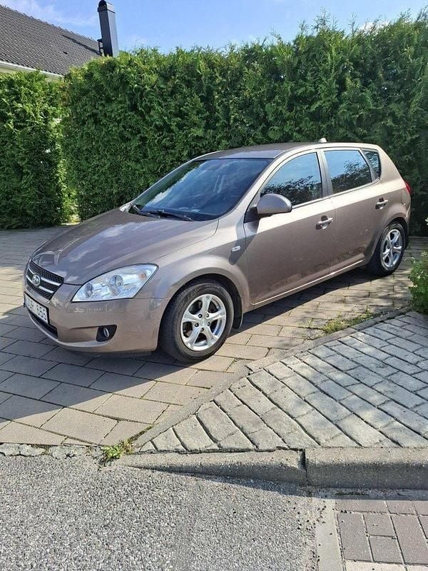 Grå Begagnad 2009 Kia Ceed 4 Halvkombi | 49 000 kr (Bra pris) - Bild 1/4