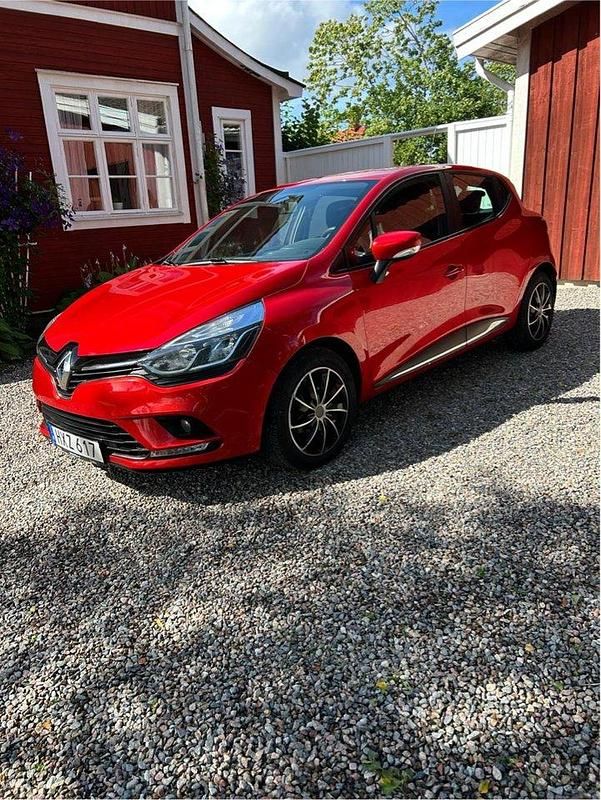 Röd Begagnad 2019 Renault Clio IV Zen Halvkombi | 108 000 kr (Marknadspris) - Bild 1/4