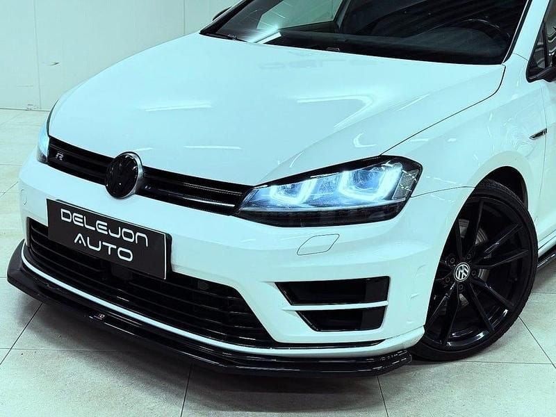 Begagnad VW Golf VII R 301 HK (221 kW) 2016 Oryx white metallic Halvkombi