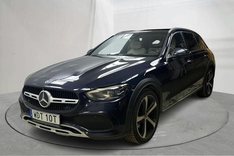 Mörkblå Begagnad 2023 Mercedes C220 Avantgarde Kombi | 328 000 kr (Bra pris) - Bild 1/4