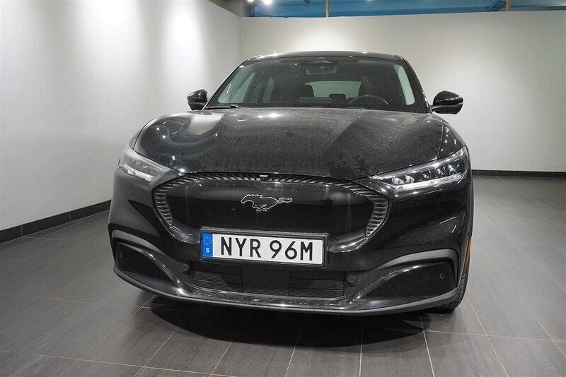 Svart (absolute black pnzat) Begagnad 2022 Ford Mustang Mach-E Standard Range SUV | 339 900 kr (Superpris) - Bild 1/4