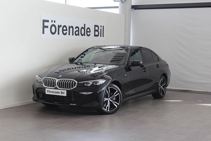 Svart Begagnad 2024 BMW 330e M Sport Sedan | 489 000 kr (Superpris) - Bild 1/4