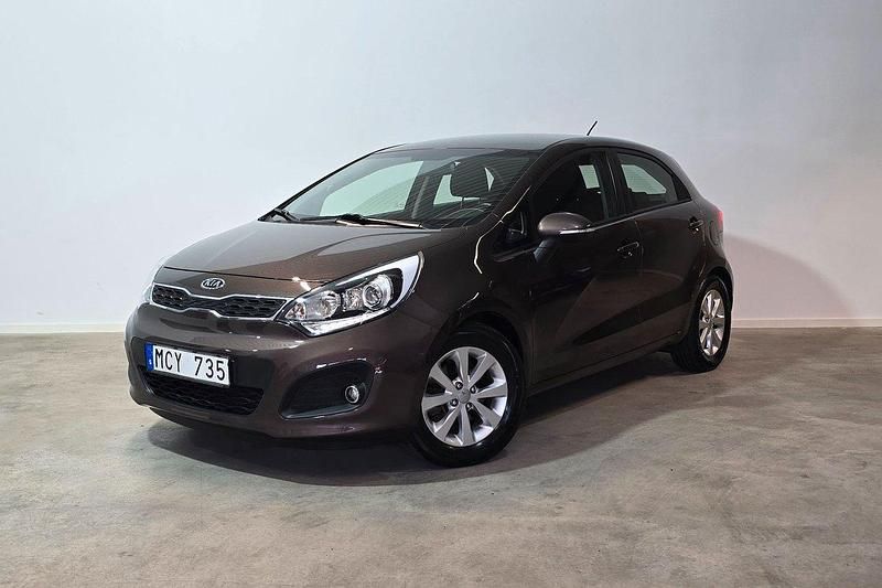 Brun Begagnad 2012 Kia Rio Halvkombi | 104 900 kr (Lite dyr) - Bild 1/3