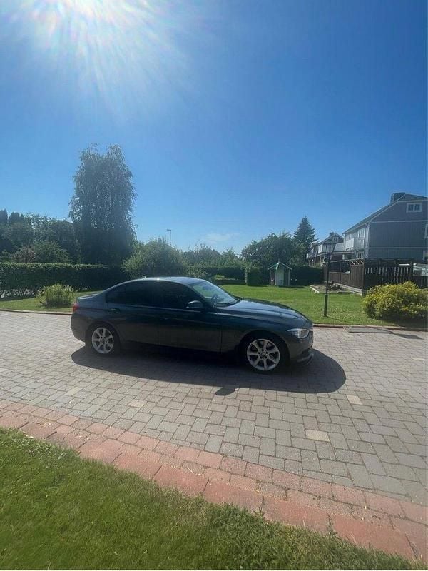 Grå Begagnad 2013 BMW 328 Sedan | 140 000 kr (Marknadspris) - Bild 1/4