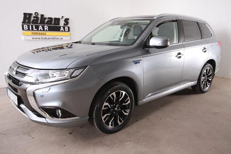 Grå Begagnad 2017 Mitsubishi Outlander P-HEV SUV | 189 500 kr (Marknadspris) - Bild 1/4