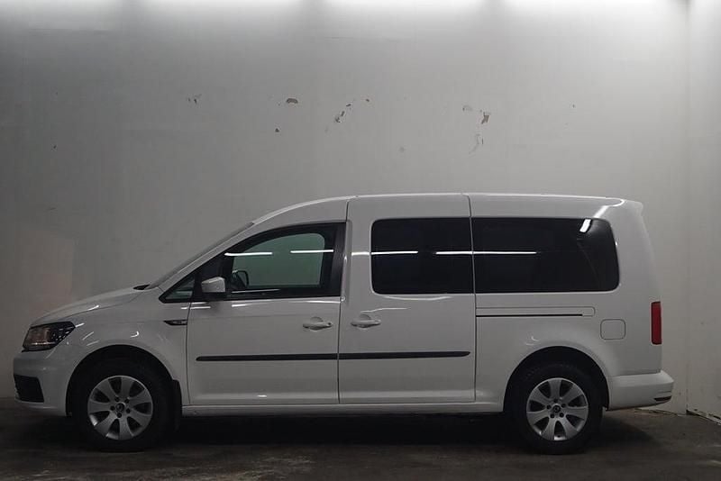 Vit Begagnad 2018 VW Caddy Maxi Life Life Minibuss | 189 900 kr (Marknadspris) - Bild 1/4