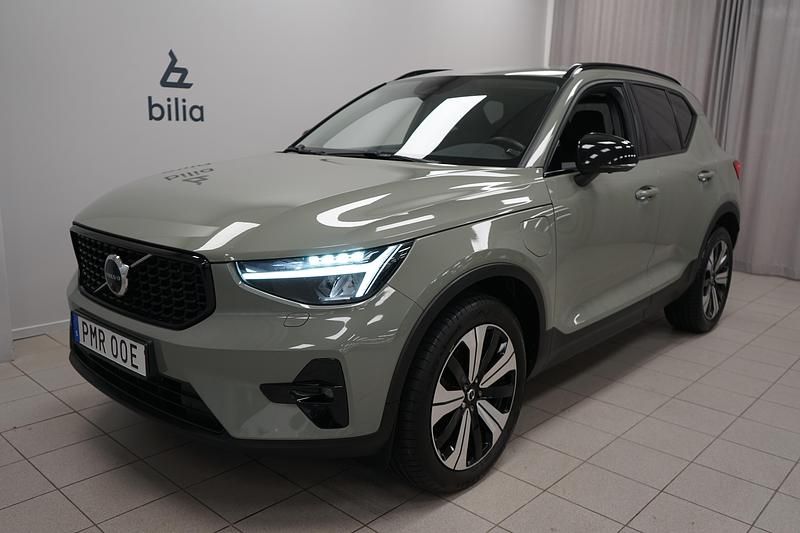Grön Begagnad 2022 Volvo XC40 Plus SUV | 389 900 kr (Marknadspris) - Bild 1/3