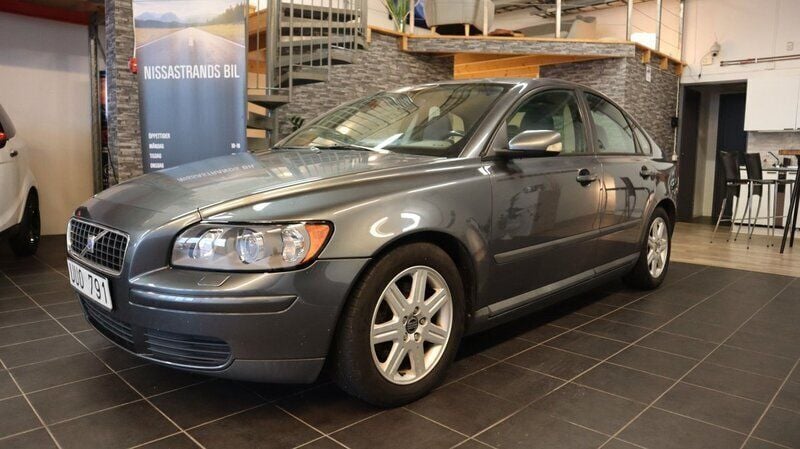 Grå Begagnad 2004 Volvo S40 Sedan | 24 900 kr (Lite dyr) - Bild 1/4