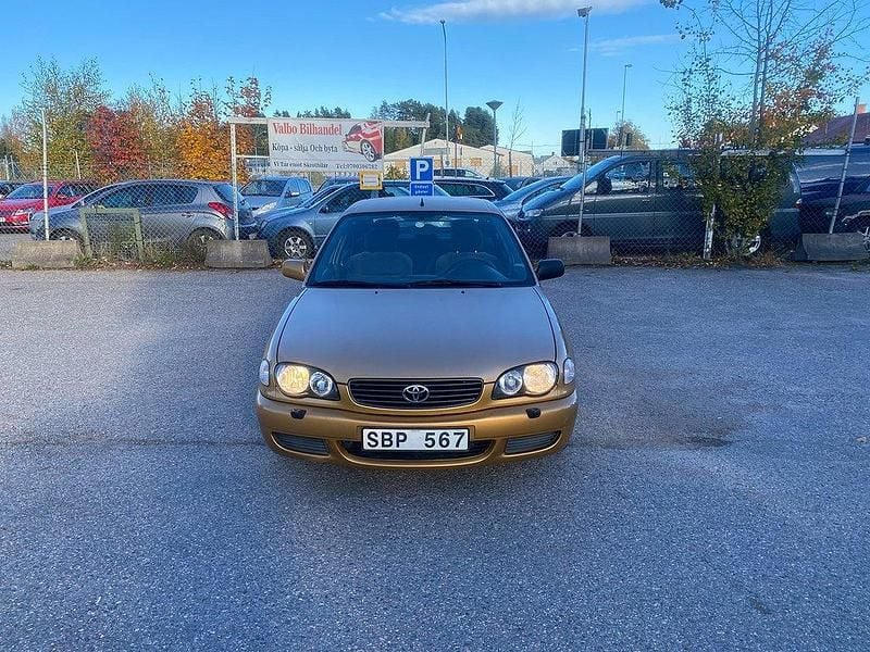 Gul Begagnad 2000 Toyota Corolla Halvkombi | 18 900 kr (Marknadspris) - Bild 1/4