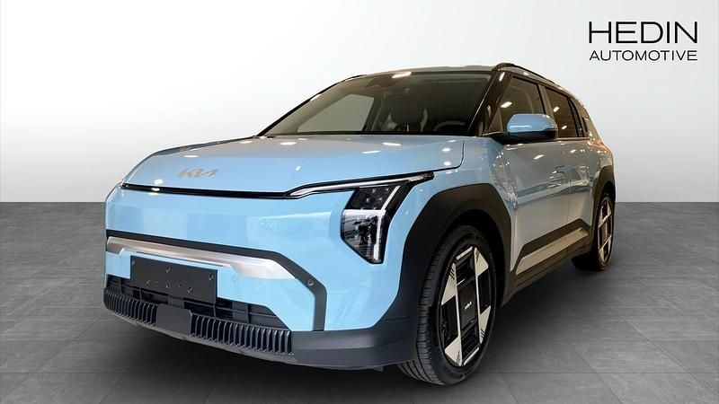 Blå (blue) Ny 2025 Kia EV3 Plus SUV | 539 300 kr (Lite dyr) - Bild 1/4