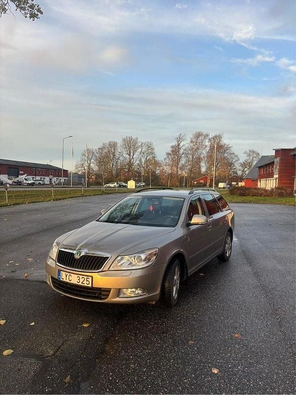 Brun Begagnad 2012 Skoda Octavia Elegance Kombi | 59 900 kr (Marknadspris) - Bild 1/4