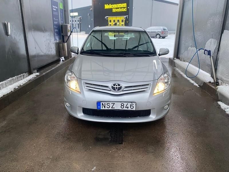 Begagnad Toyota Auris 90 HK (66 kW) 2011 Halvkombi