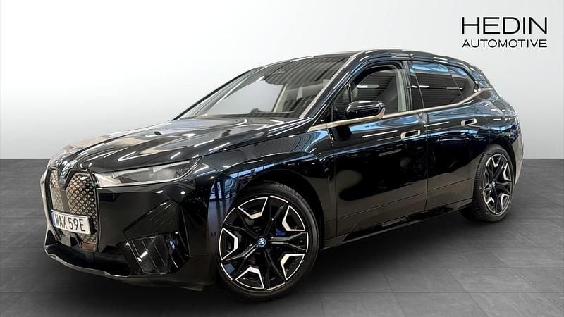 Svart Begagnad 2022 BMW iX SUV | 398 700 kr (Marknadspris) - Bild 1/4