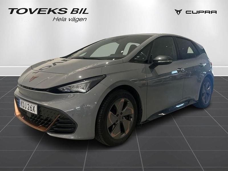 Ljusgrå (vapor grey) Begagnad 2023 Cupra Born Halvkombi | 269 900 kr (Marknadspris) - Bild 1/4