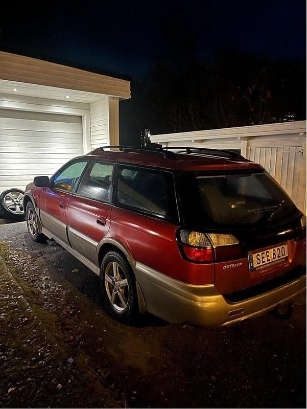 Röd Begagnad 2001 Subaru Outback Kombi | 20 000 kr - Bild 1/4