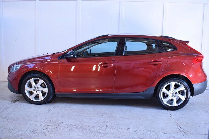 Röd (rödmetallic) Begagnad 2013 Volvo V40 CC Summum Kombi | 149 900 kr (Marknadspris) - Bild 1/4