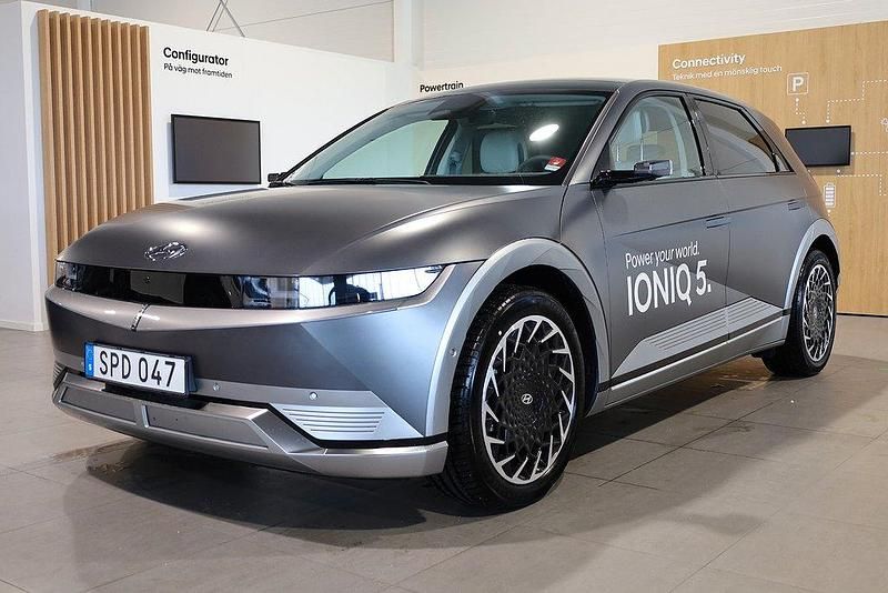 Grå Begagnad 2023 Hyundai Ioniq 5 Advanced SUV | 519 900 kr (Dyr) - Bild 1/3