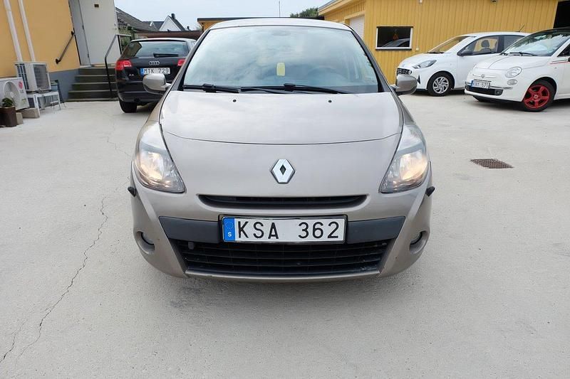 Ljusbrun (brun) Begagnad 2010 Renault Clio R.S. Halvkombi | 29 900 kr (Marknadspris) - Bild 1/4