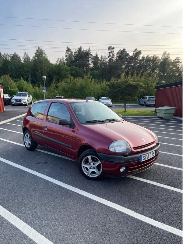 Röd Begagnad 2001 Renault Clio II Halvkombi | 18 000 kr (Marknadspris) - Bild 1/3