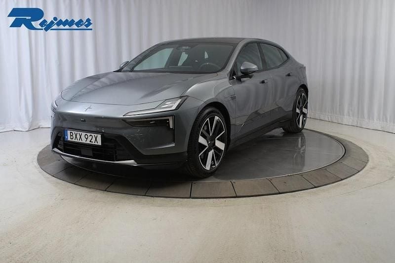Grå Begagnad 2025 Polestar 4 Long Range Single Motor SUV | 634 800 kr (Marknadspris) - Bild 1/4