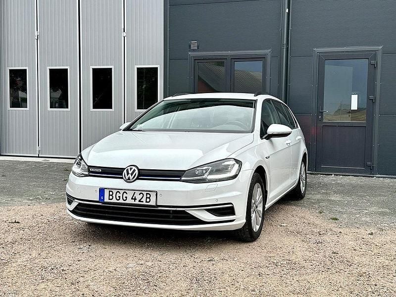 Vit Begagnad 2019 VW Golf VIII Kombi | 155 000 kr (Bra pris) - Bild 1/4