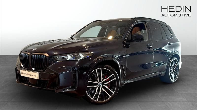 Svart (black) Begagnad 2025 BMW X5 M Sport SUV | 1 048 700 kr - Bild 1/4