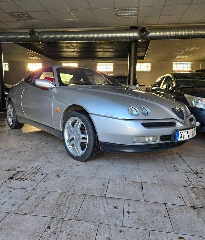 Silvermetalic Begagnad 1998 Alfa Romeo GTV Lusso Sportkupé | 39 900 kr - Bild 1/4
