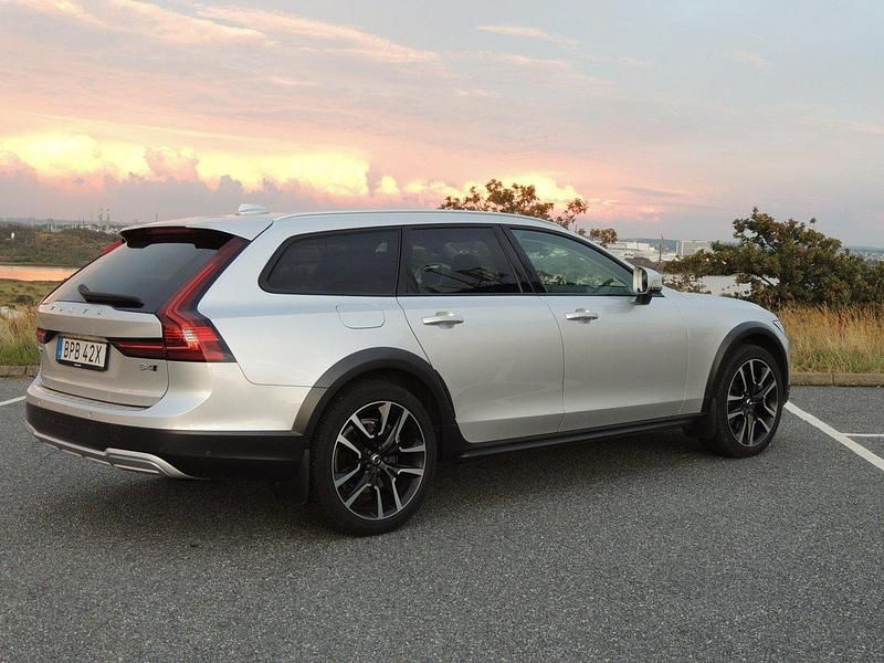 Silver Begagnad 2022 Volvo V90 CC Kombi | 394 000 kr (Marknadspris) - Bild 1/4