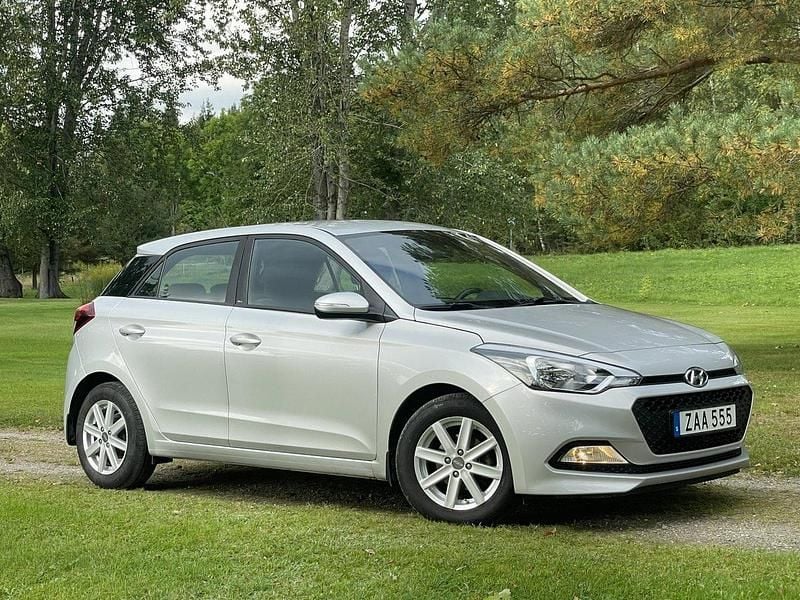 Silver Begagnad 2018 Hyundai i20 Comfort Halvkombi | 85 000 kr (Bra pris) - Bild 1/4