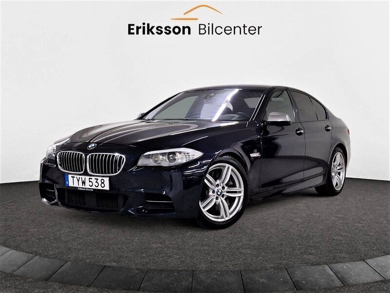 Mörkblå Begagnad 2013 BMW M550 M Sport Sedan | 259 900 kr (Lite dyr) - Bild 1/4
