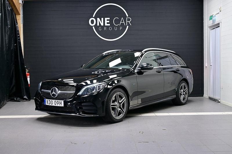 Svart Begagnad 2019 Mercedes C300e AMG Kombi | 289 600 kr (Dyr) - Bild 1/4
