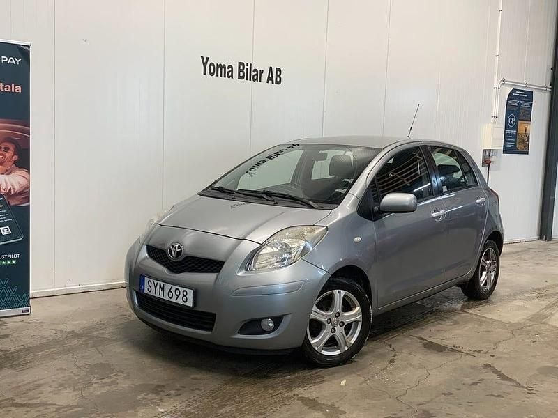 Grå Begagnad 2010 Toyota Yaris Halvkombi | 37 900 kr (Bra pris) - Bild 1/4