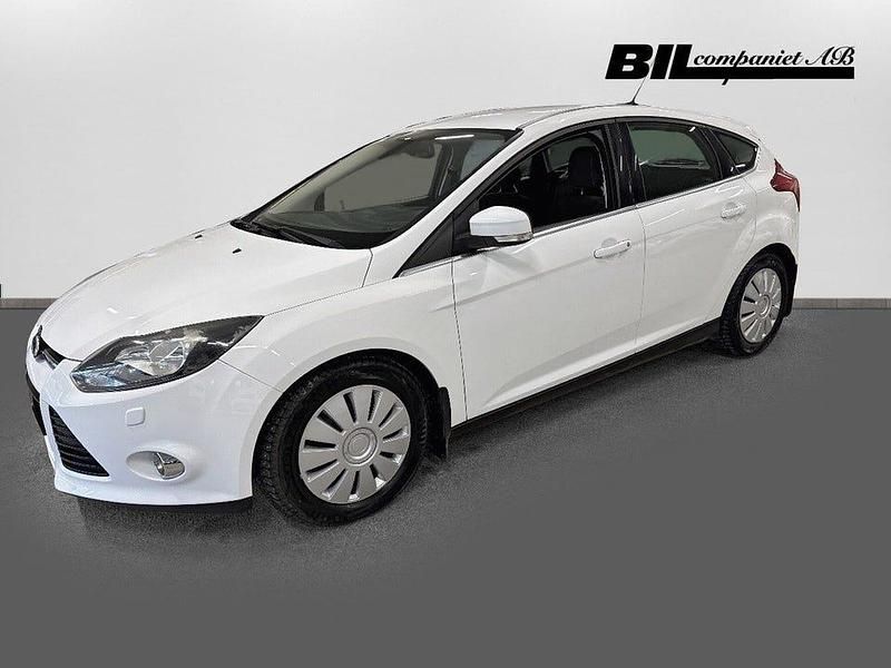 Vit Begagnad 2012 Ford Focus Halvkombi | 59 000 kr (Marknadspris) - Bild 1/4
